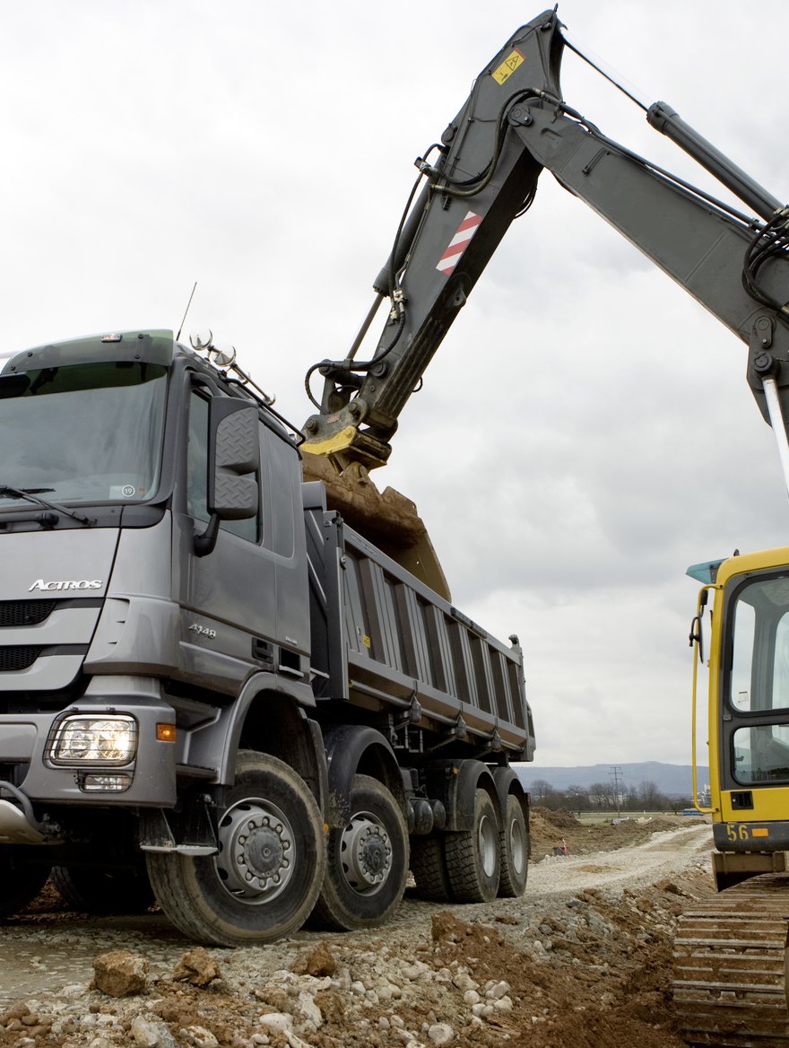 Bagger und Radlader auf einer Baustelle