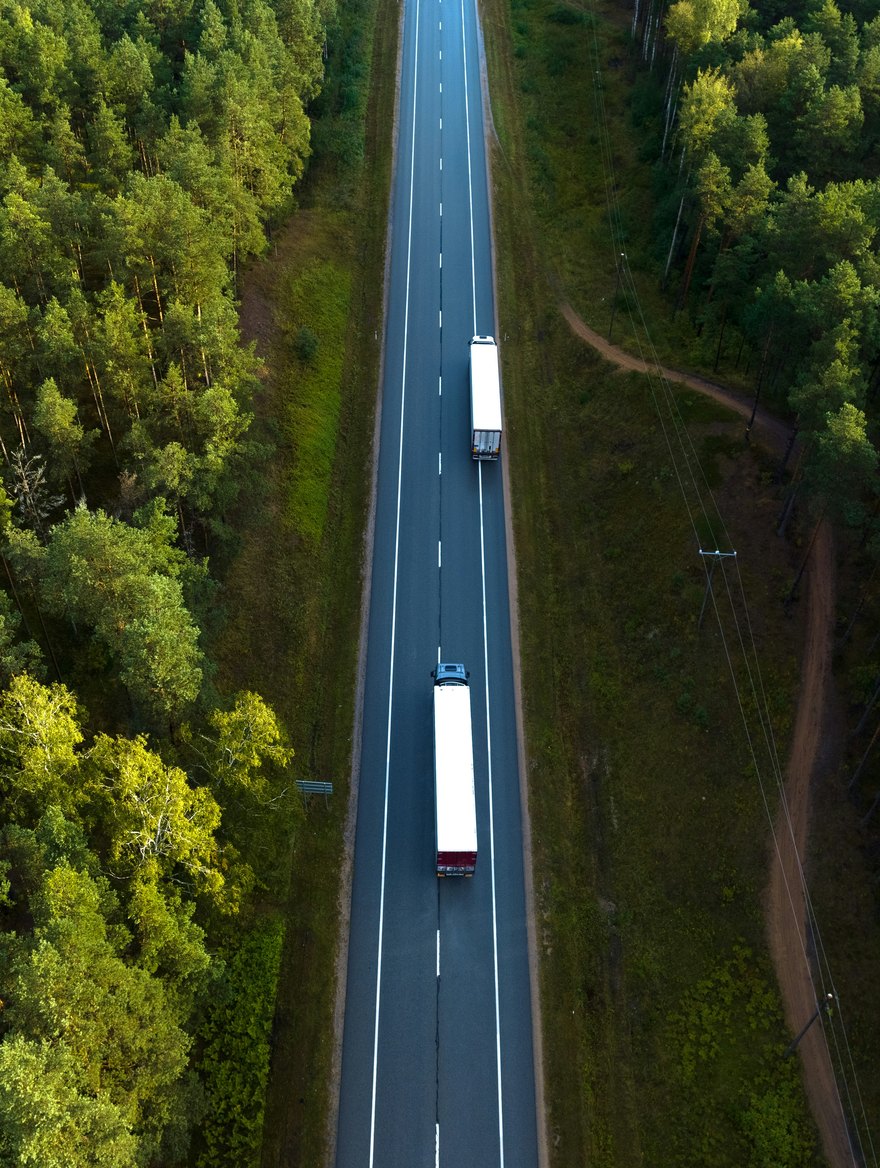 Moderner Sattelzug auf der Autobahn