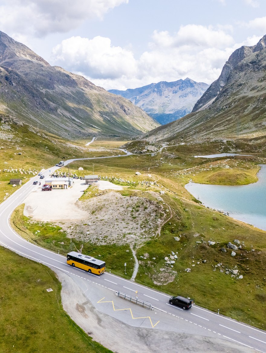 Moderner Reisebus auf einer Landstraße