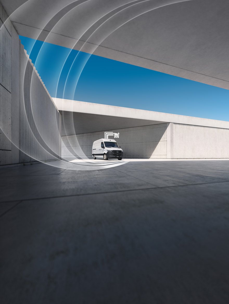 Weißer Kastenwagen am Logistikdepot