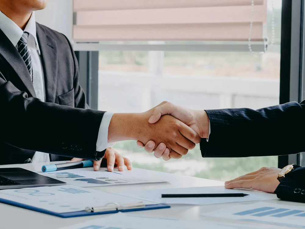 Partnerschaftlicher Rahmenvertrag — Handschlag