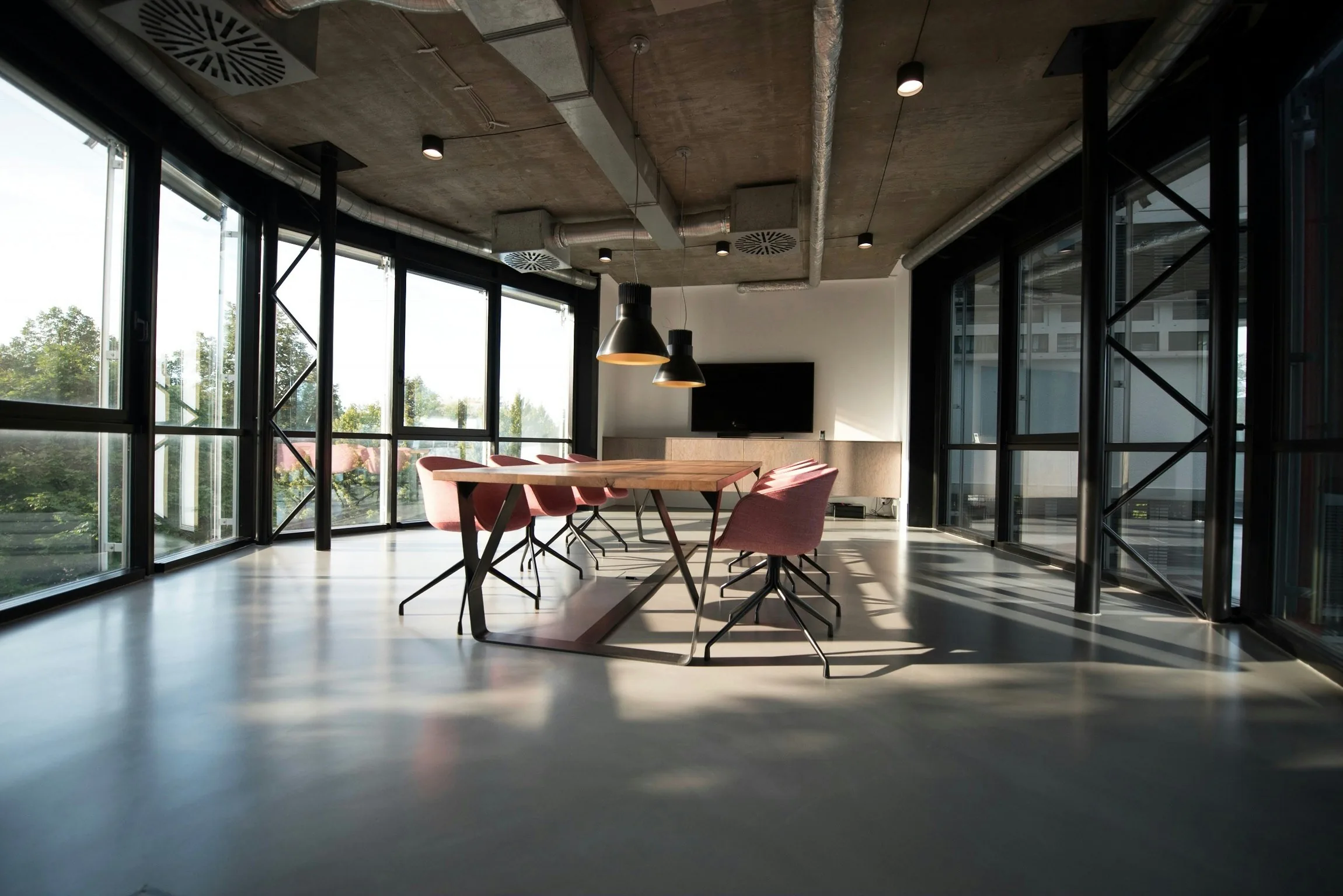 Modernes, lichtdurchflutetes Büro-Interieur der Beresa Leasing GmbH