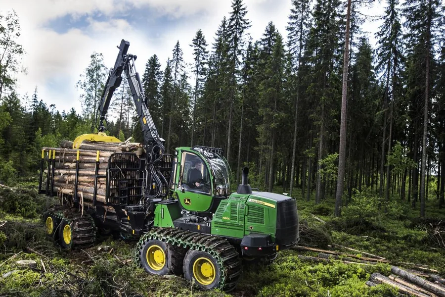 Forstmaschine bei der Holzernte — Leasing für Forstbetriebe