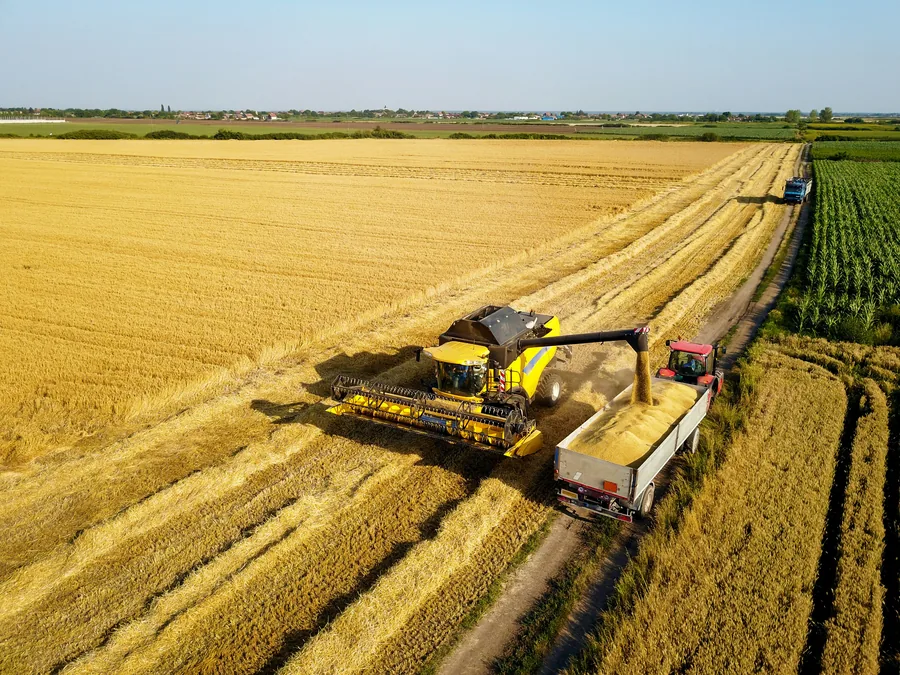 Landmaschine im Feldeinsatz — Leasing für Landwirtschaft und Lohnunternehmen