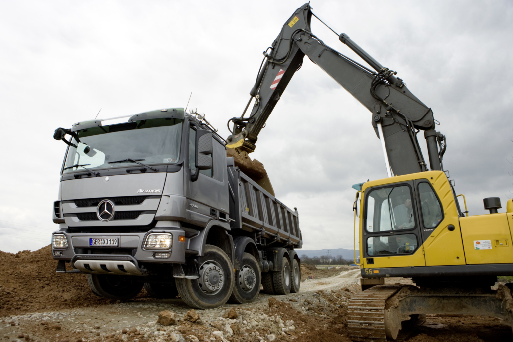 Baugewerbe Bild mit LKW und Bagger